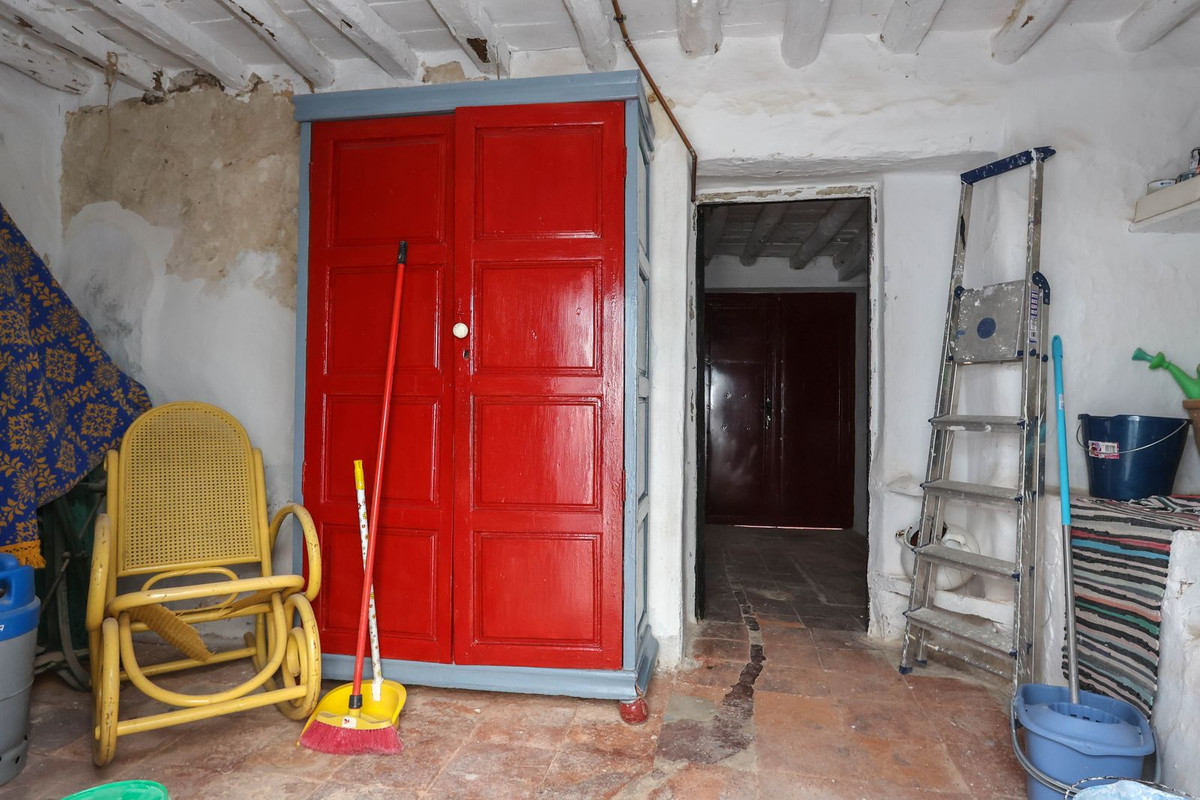 5 Bed Townhouse for sale in Tolox Costa Del Sol, Málaga, Spain