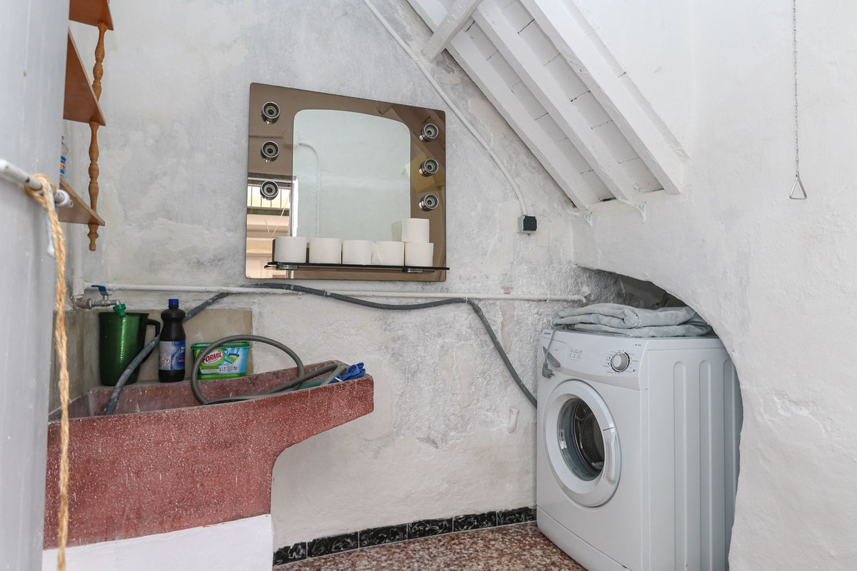 5 Bed Townhouse for sale in Tolox Costa Del Sol, Málaga, Spain