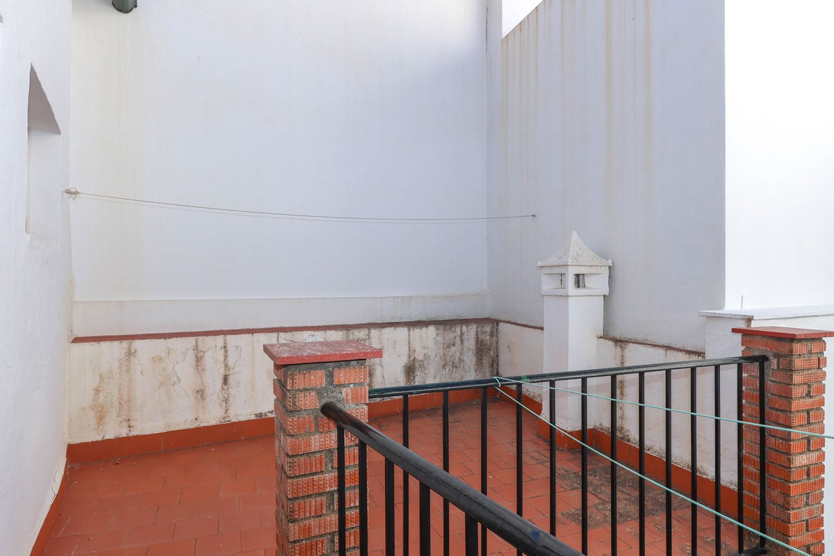 5 Bed Townhouse for sale in Tolox Costa Del Sol, Málaga, Spain