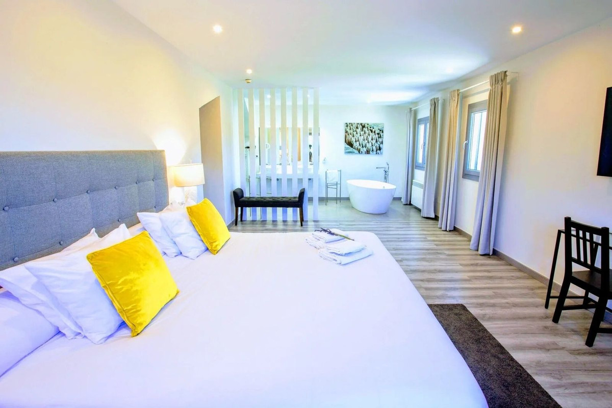 15 Bed Commercial unit for sale in Ronda Costa Del Sol, Málaga, Spain