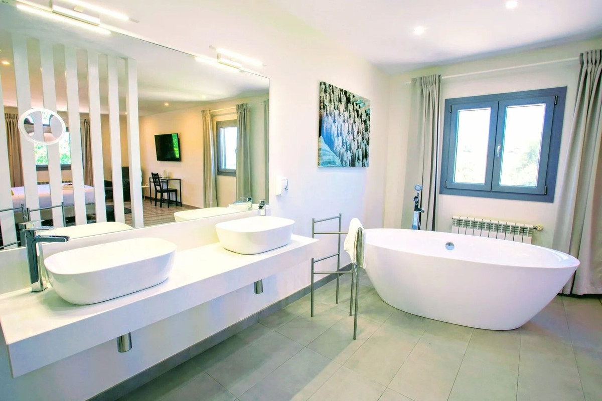 15 Bed Commercial unit for sale in Ronda Costa Del Sol, Málaga, Spain