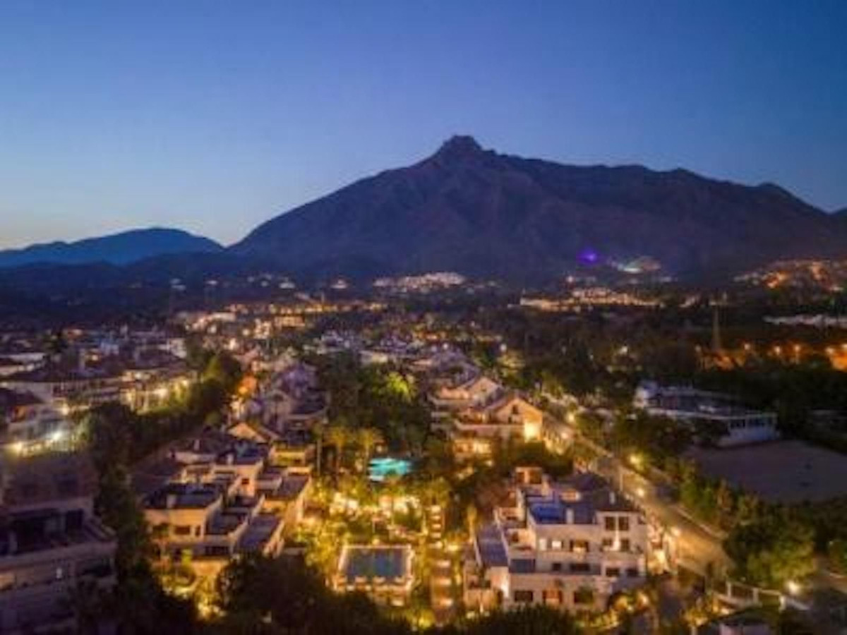 4 Bed Apartment for sale in The Golden Mile Costa Del Sol, Málaga, Spain