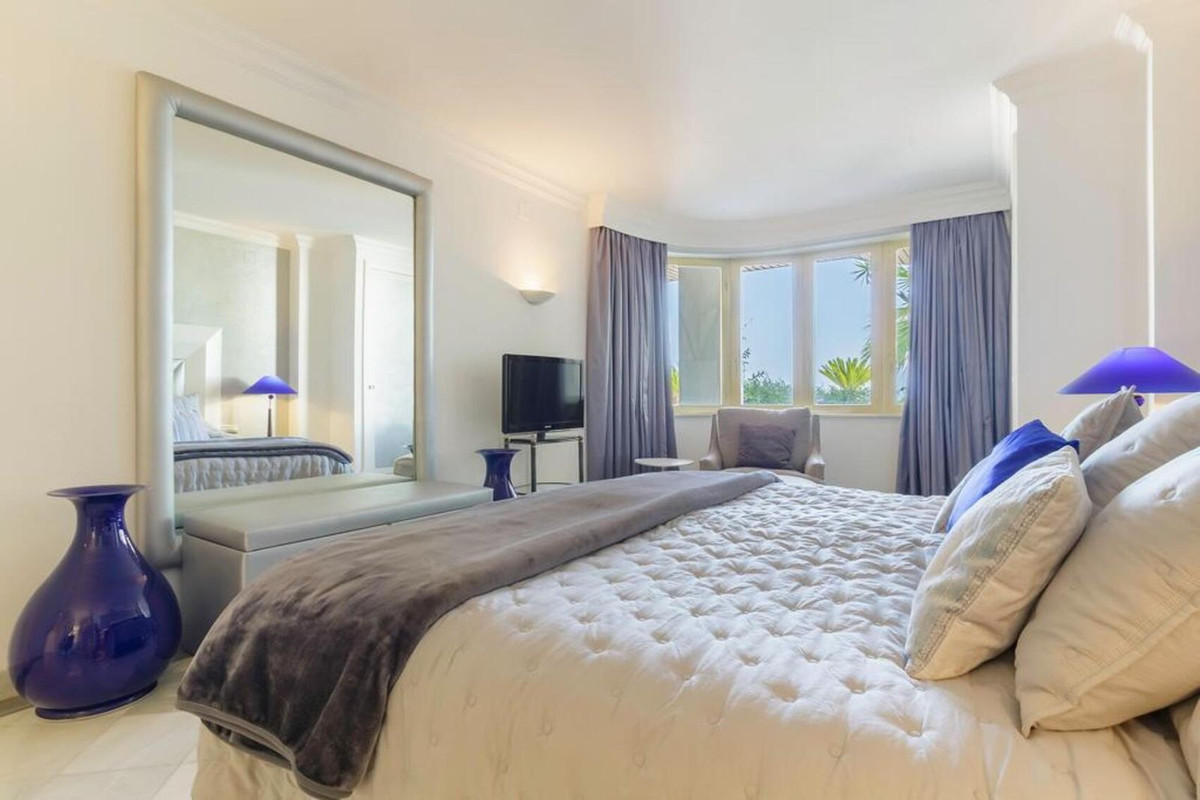 3 Bed Apartment for sale in Puerto Banús Costa Del Sol, Málaga, Spain