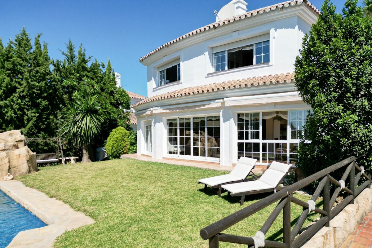 Se vende Villa - Chalet de 4 dormitorios en Costa Del Sol, Málaga, España