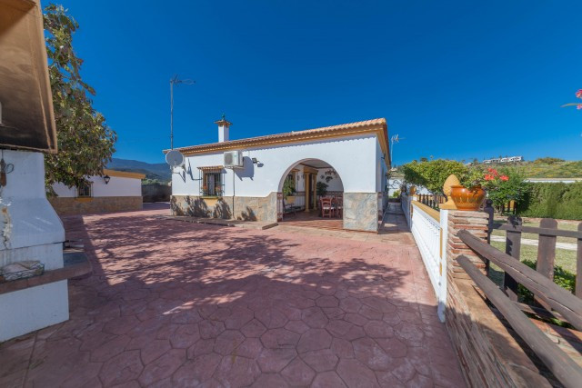 3 Bed Townhouse for sale in El Padron Costa Del Sol, Málaga, Spain