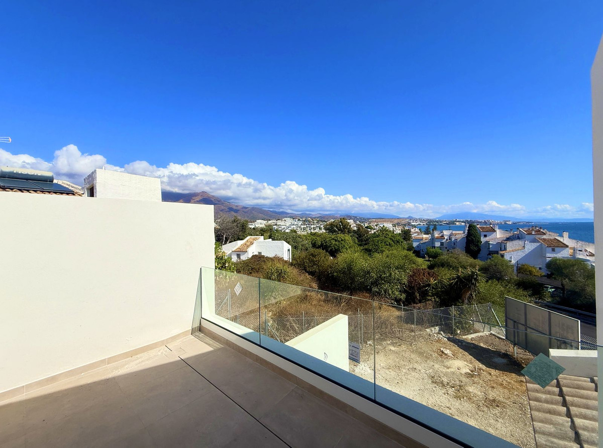 2 Bed Townhouse for sale in Estepona Costa Del Sol, Málaga, Spain