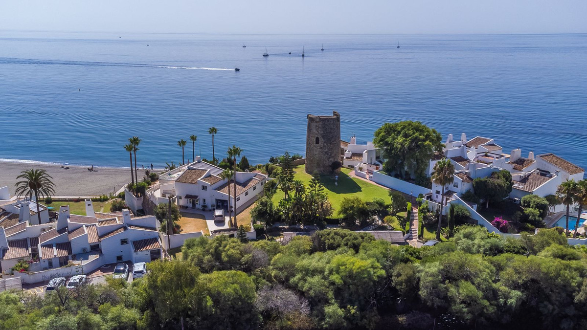 2 Bed Townhouse for sale in Estepona Costa Del Sol, Málaga, Spain