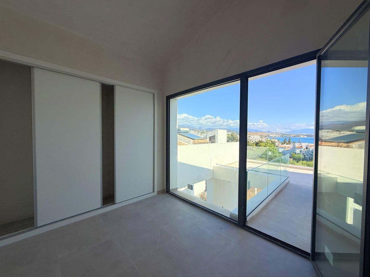 2 Bed Townhouse for sale in Estepona Costa Del Sol, Málaga, Spain
