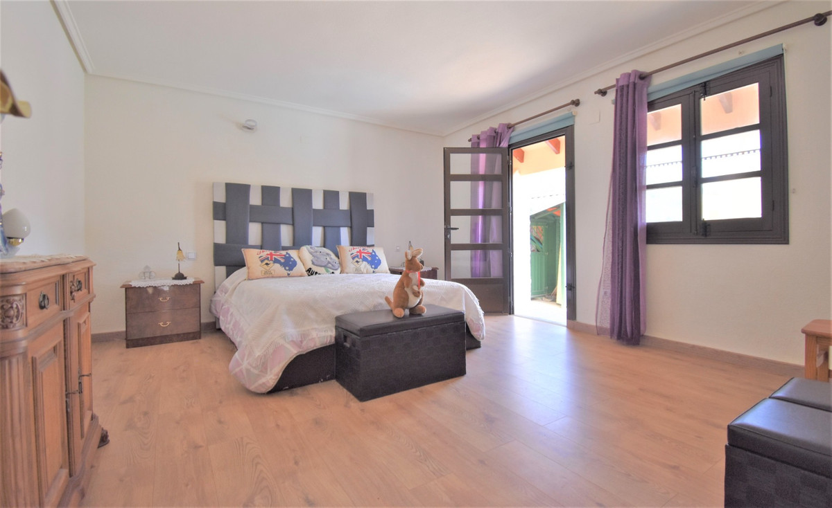 Se vende Villa - Chalet de 4 dormitorios en Costa Blanca, Alicante, España