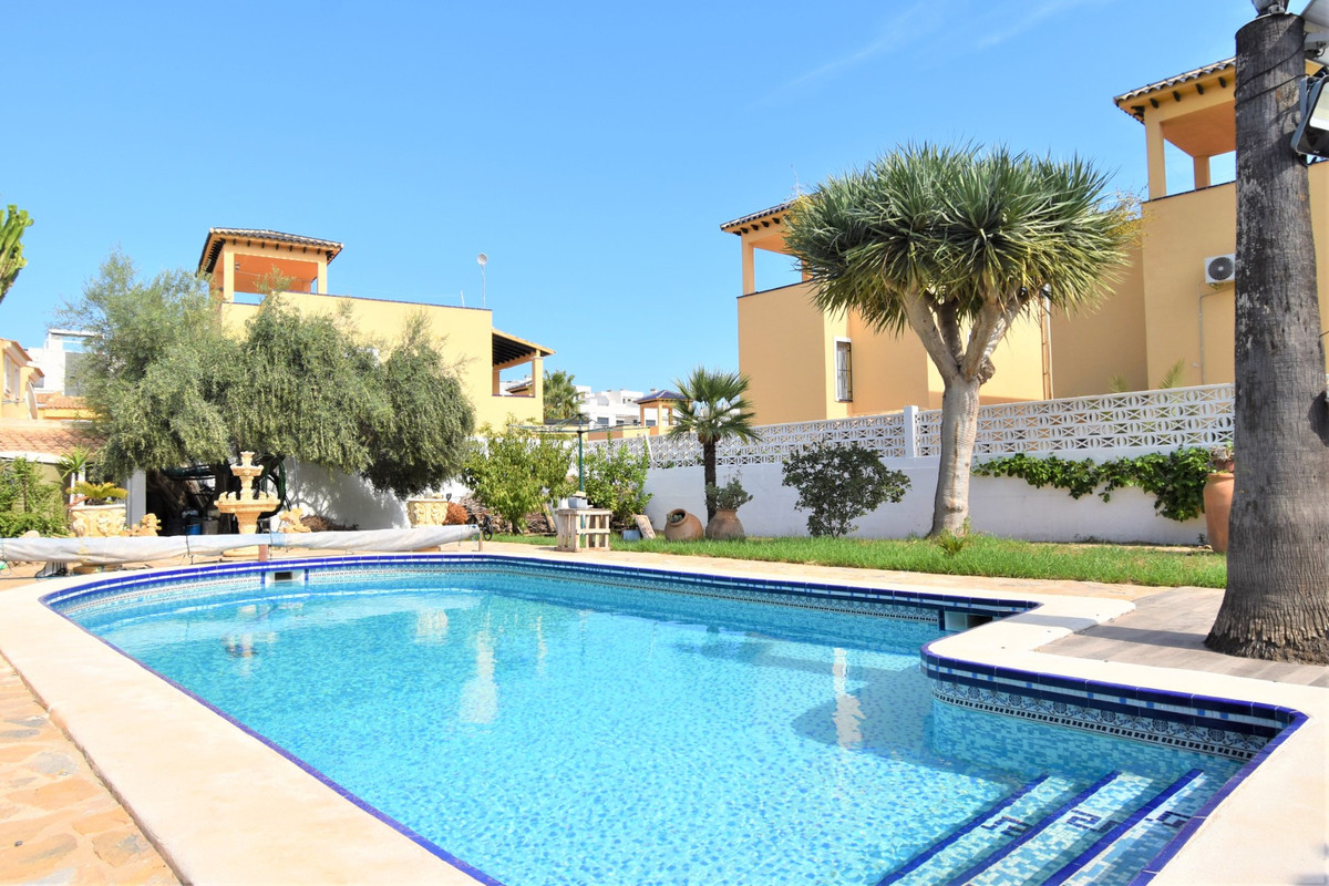 Se vende Villa - Chalet de 4 dormitorios en Costa Blanca, Alicante, España