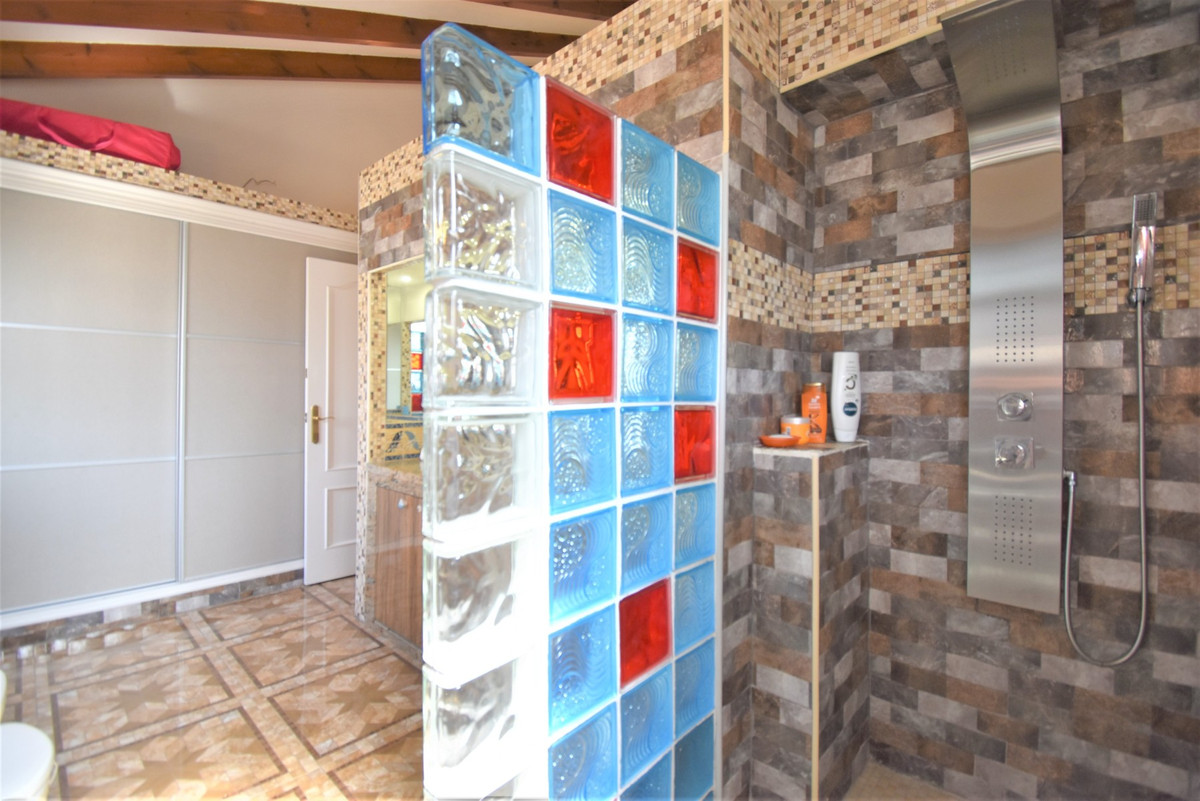 Se vende Villa - Chalet de 4 dormitorios en Costa Blanca, Alicante, España