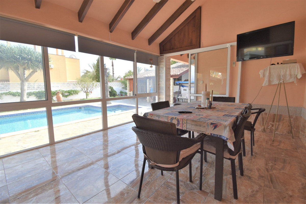 Se vende Villa - Chalet de 4 dormitorios en Costa Blanca, Alicante, España