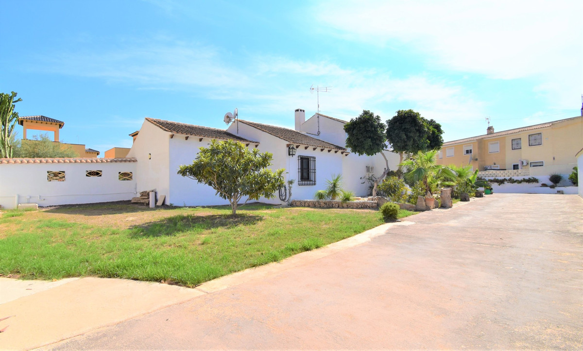 Se vende Villa - Chalet de 4 dormitorios en Costa Blanca, Alicante, España