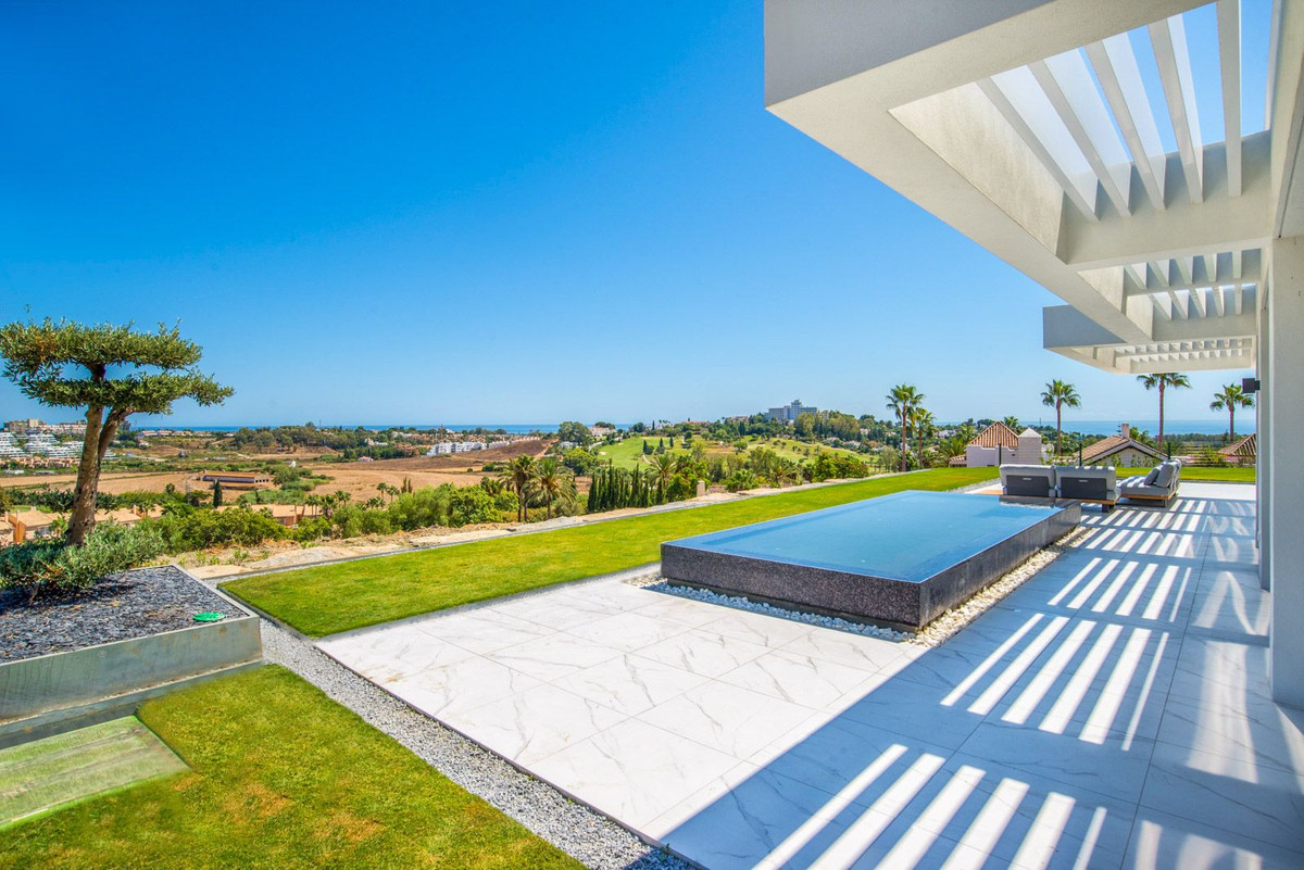 3 Bed Apartment for sale in El Paraiso Costa Del Sol, Málaga, Spain