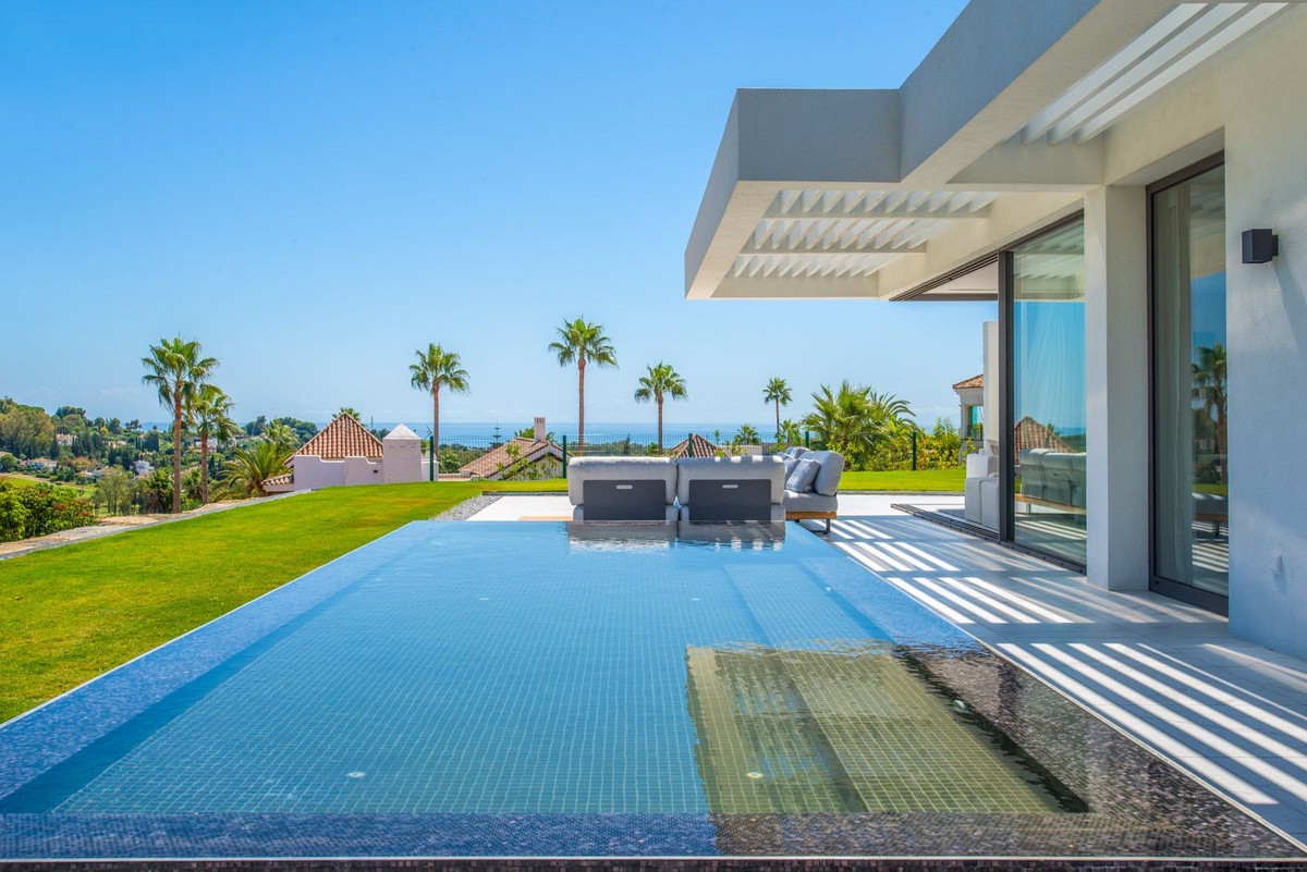 3 Bed Apartment for sale in El Paraiso Costa Del Sol, Málaga, Spain