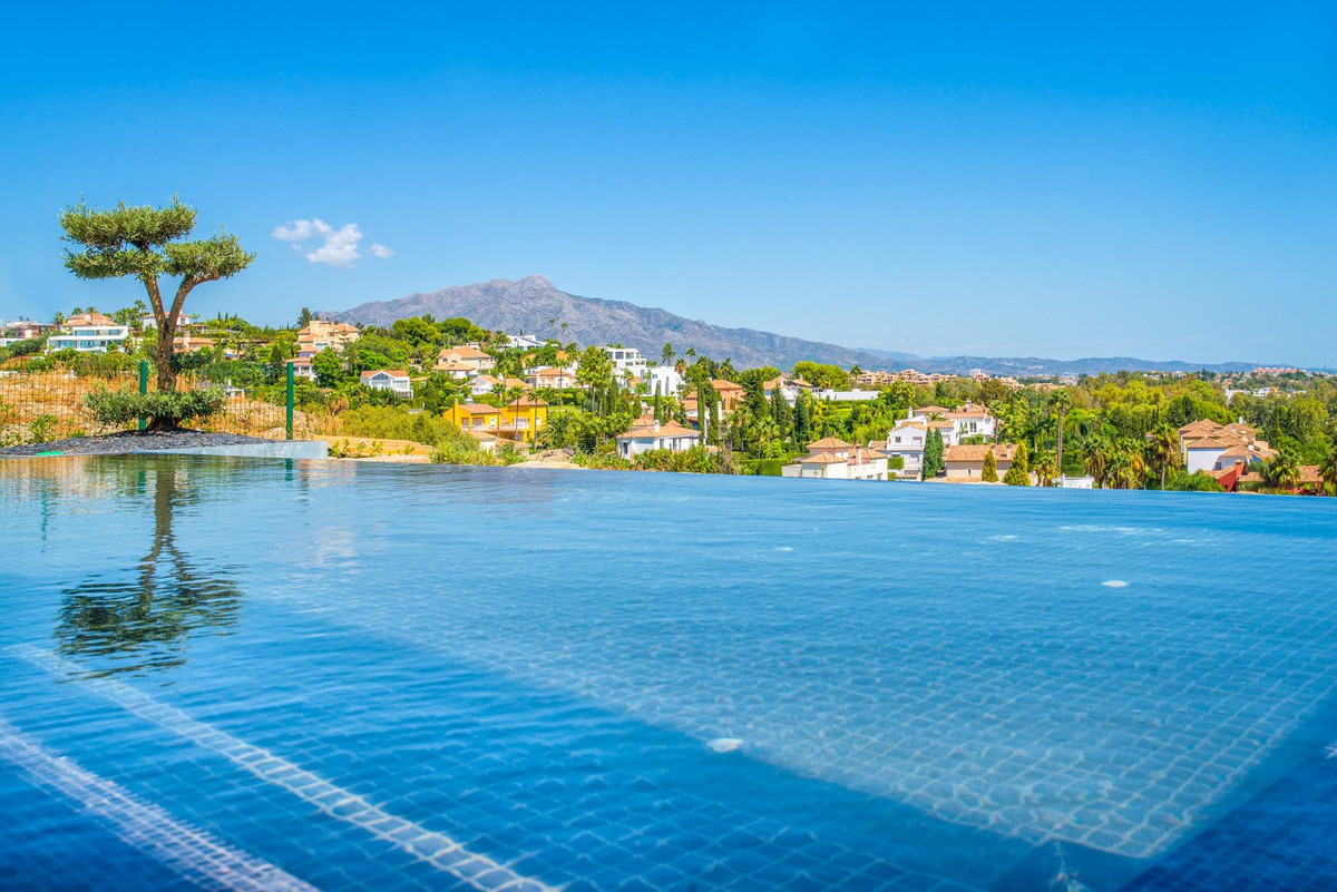 3 Bed Apartment for sale in El Paraiso Costa Del Sol, Málaga, Spain