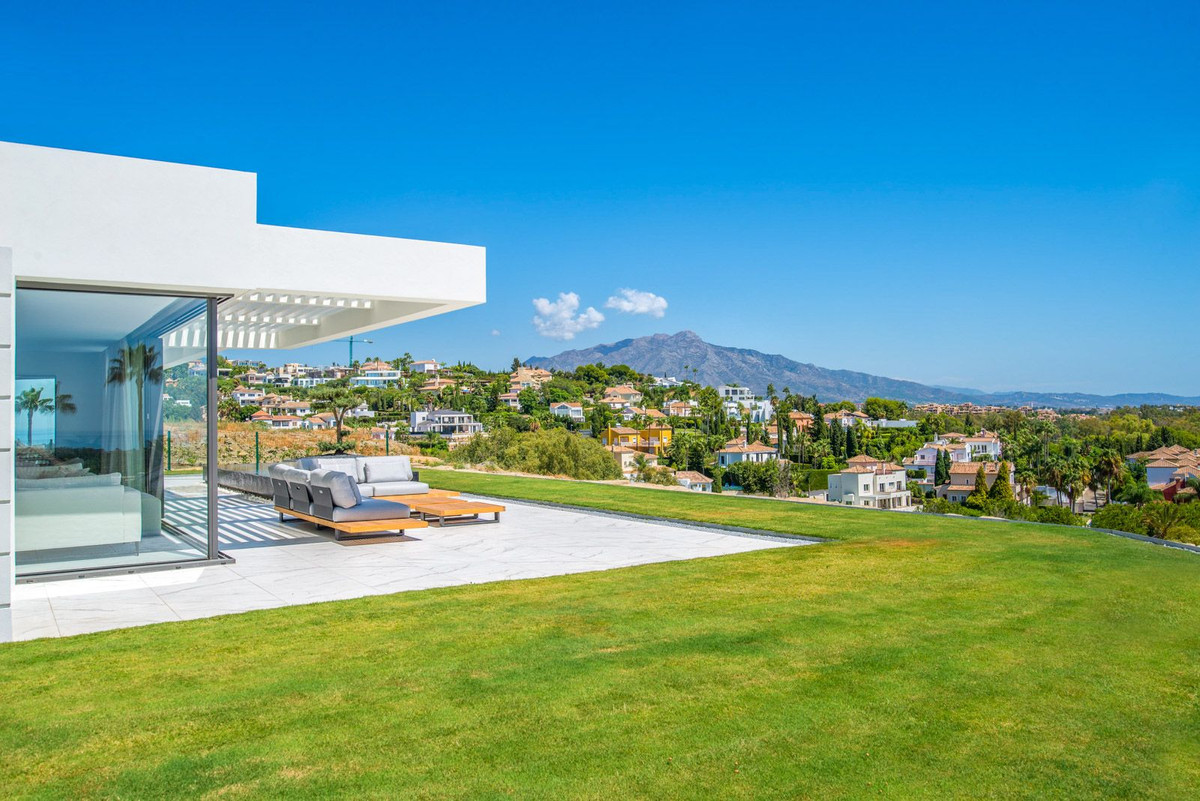3 Bed Apartment for sale in El Paraiso Costa Del Sol, Málaga, Spain