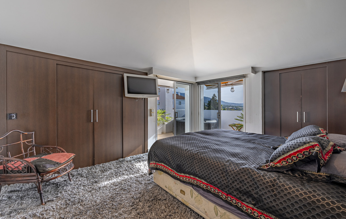 2 Bed Apartment for sale in The Golden Mile Costa Del Sol, Málaga, Spain