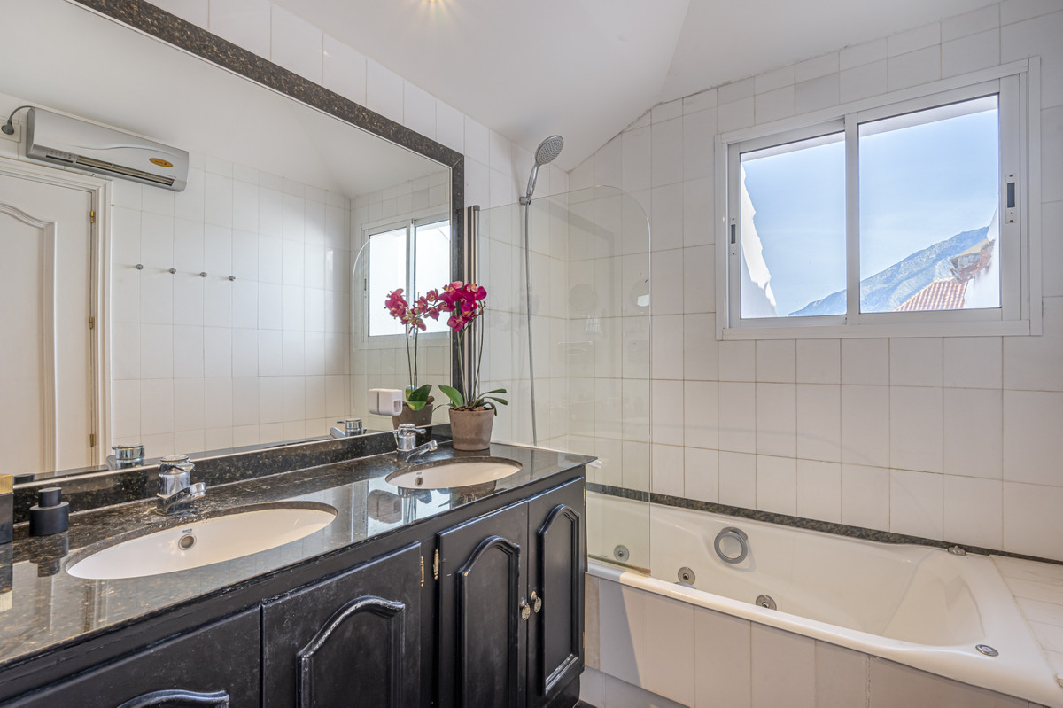 2 Bed Apartment for sale in The Golden Mile Costa Del Sol, Málaga, Spain