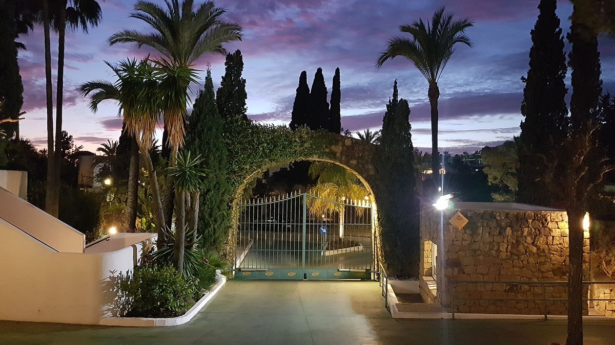 2 Bed Apartment for sale in The Golden Mile Costa Del Sol, Málaga, Spain
