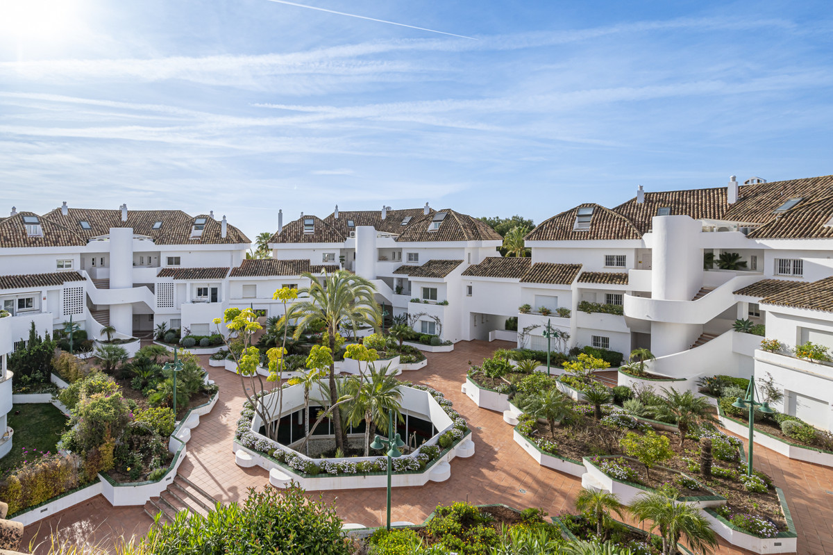 2 Bed Apartment for sale in The Golden Mile Costa Del Sol, Málaga, Spain