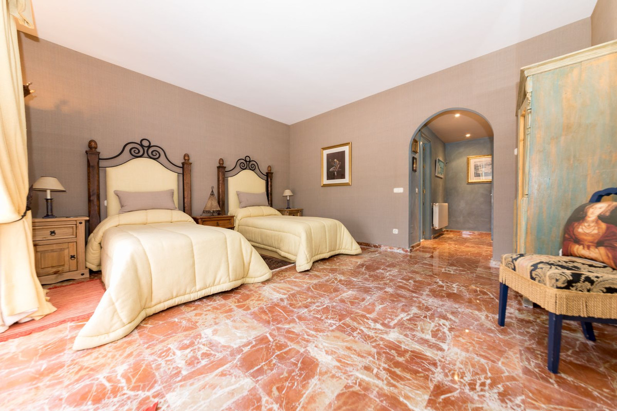 5 Bed Townhouse for sale in Benahavís Costa Del Sol, Málaga, Spain