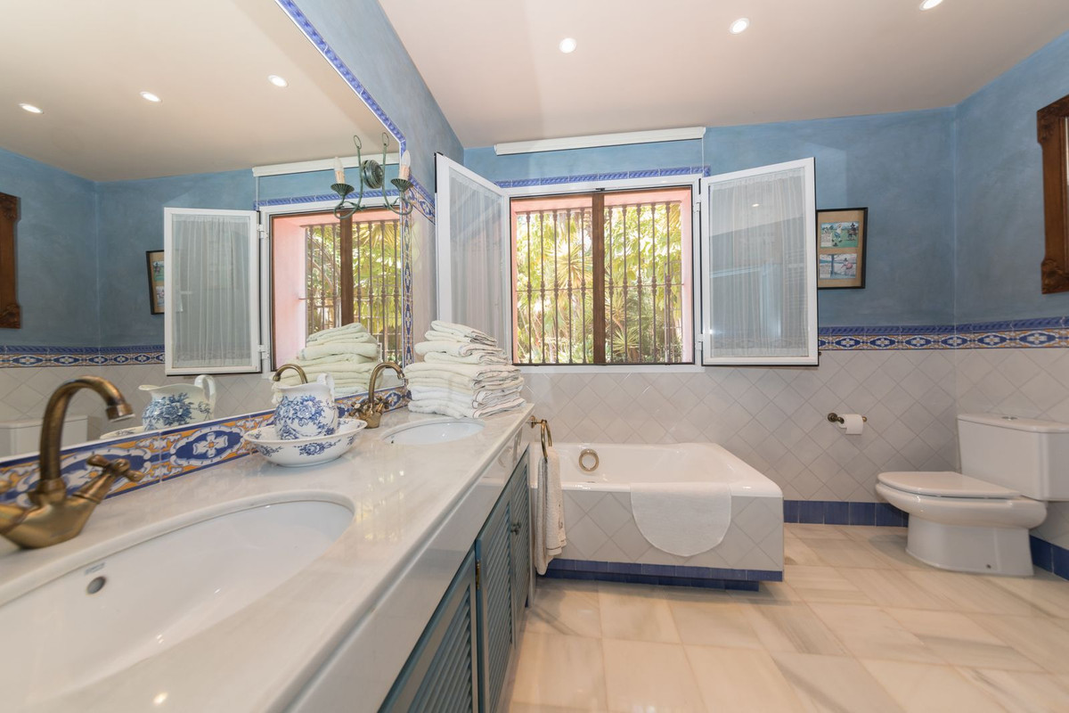 5 Bed Townhouse for sale in Benahavís Costa Del Sol, Málaga, Spain