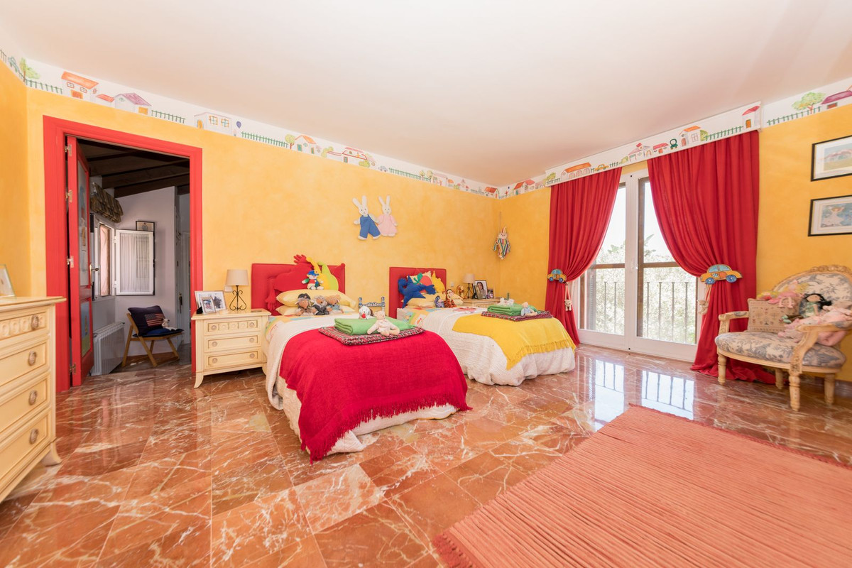 5 Bed Townhouse for sale in Benahavís Costa Del Sol, Málaga, Spain