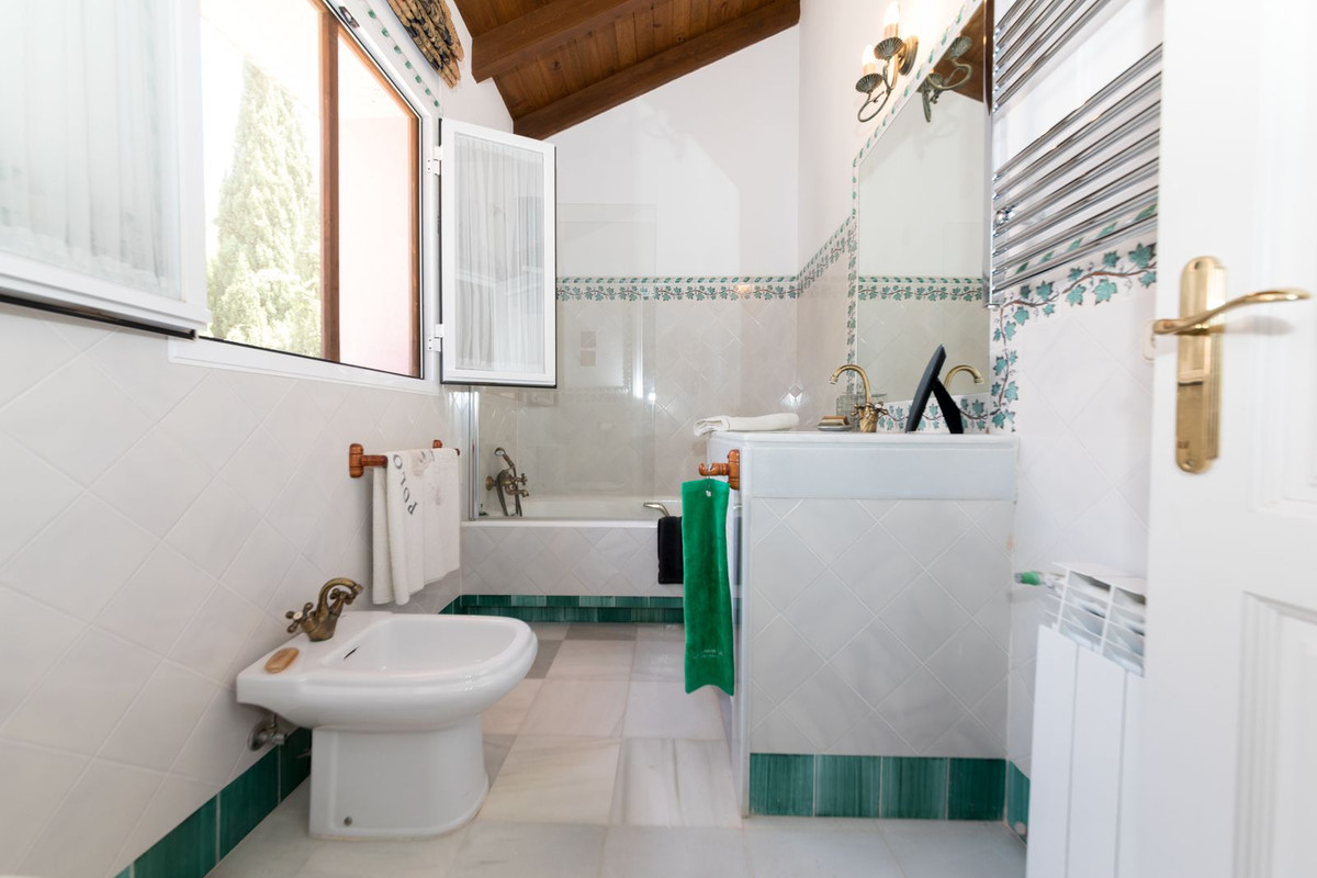 5 Bed Townhouse for sale in Benahavís Costa Del Sol, Málaga, Spain