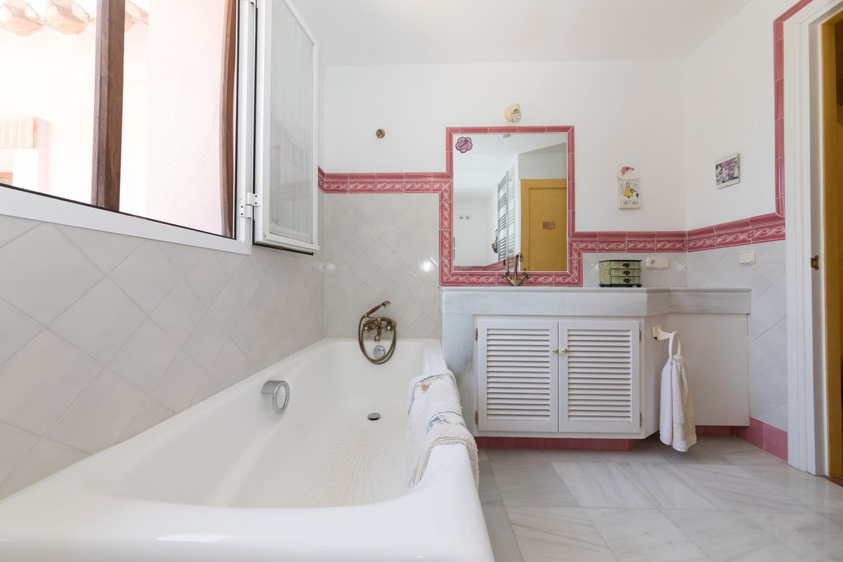 5 Bed Townhouse for sale in Benahavís Costa Del Sol, Málaga, Spain