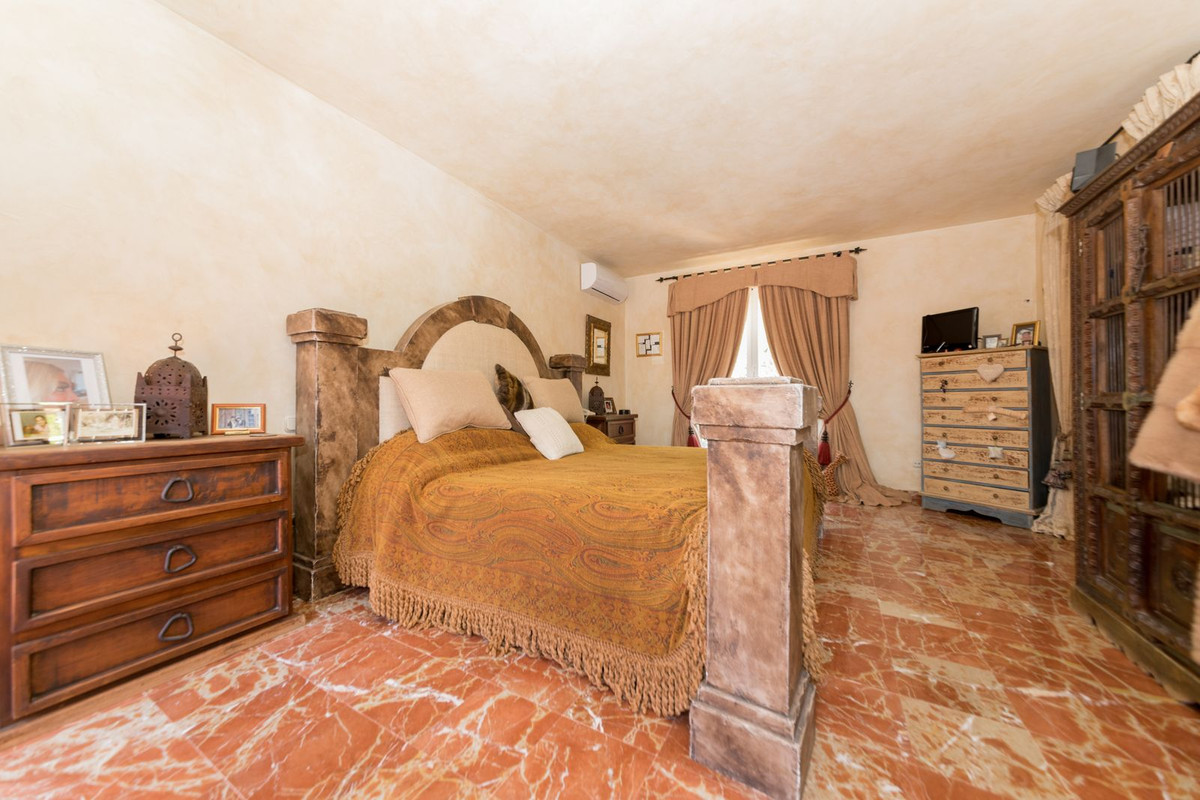 5 Bed Townhouse for sale in Benahavís Costa Del Sol, Málaga, Spain