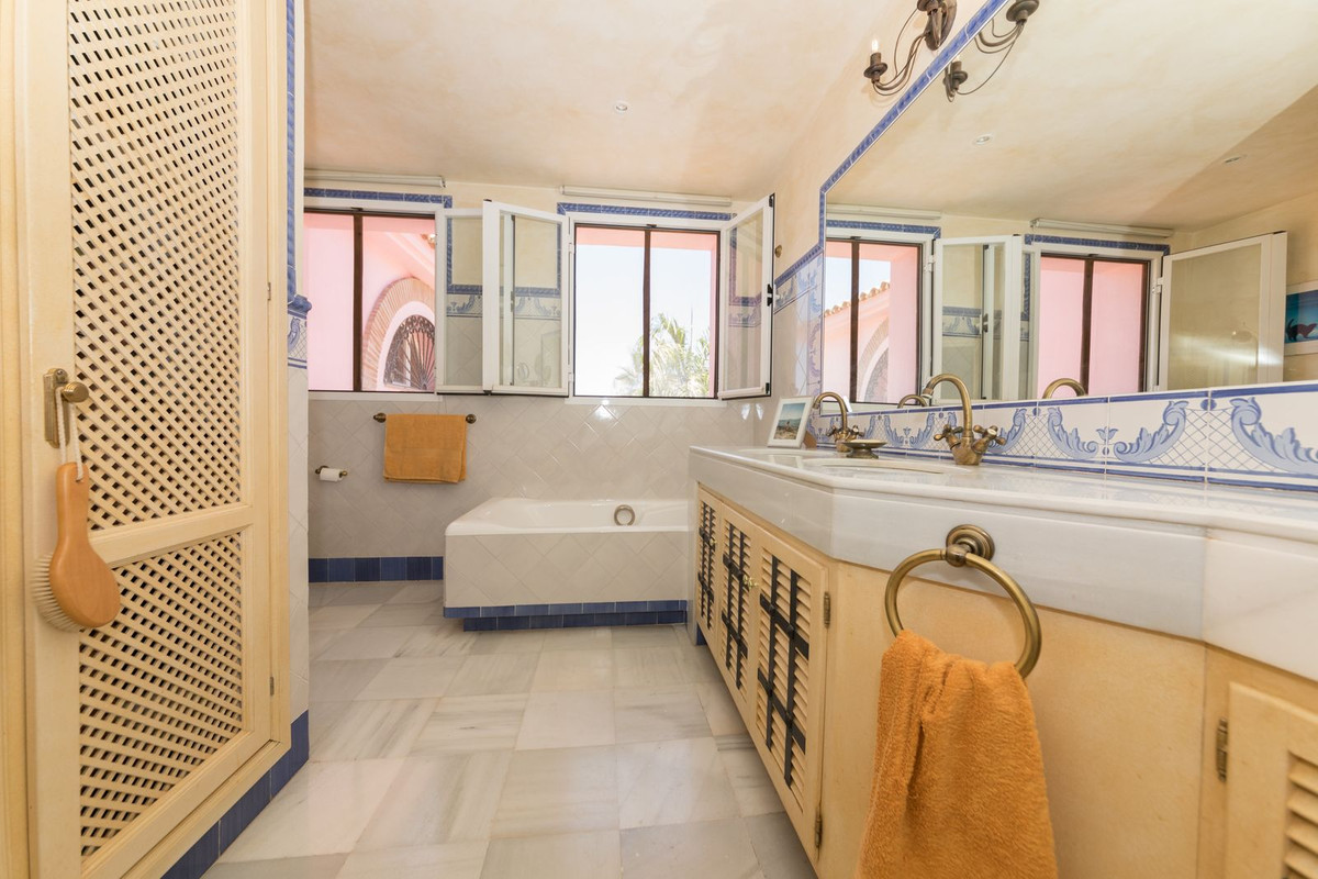 5 Bed Townhouse for sale in Benahavís Costa Del Sol, Málaga, Spain