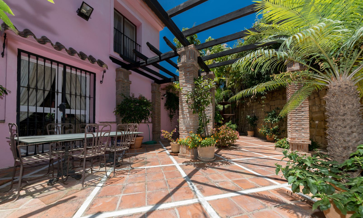 5 Bed Townhouse for sale in Benahavís Costa Del Sol, Málaga, Spain