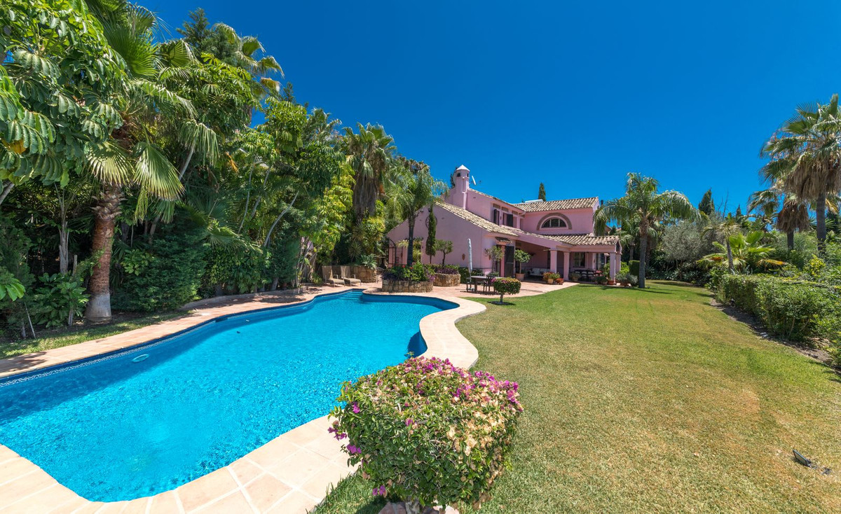 5 Bed Townhouse for sale in Benahavís Costa Del Sol, Málaga, Spain