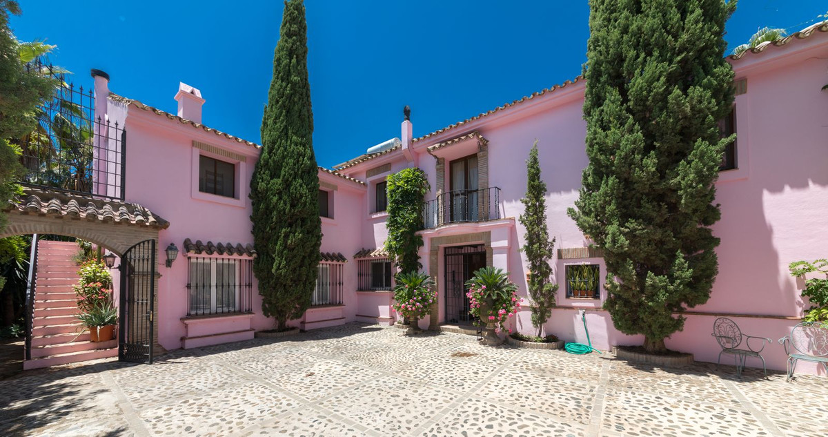 5 Bed Townhouse for sale in Benahavís Costa Del Sol, Málaga, Spain