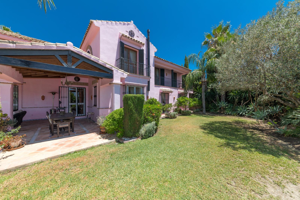 5 Bed Townhouse for sale in Benahavís Costa Del Sol, Málaga, Spain