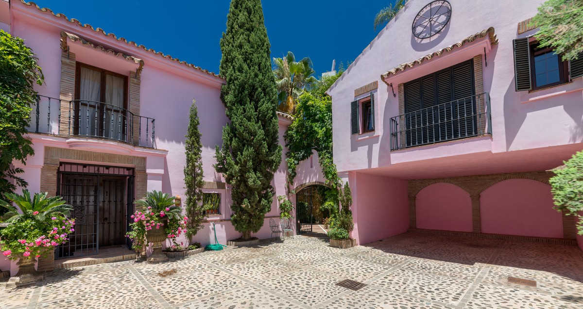 5 Bed Townhouse for sale in Benahavís Costa Del Sol, Málaga, Spain