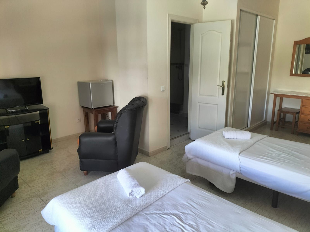 Se vende Hostal de 11 dormitorios en Costa Del Sol, Málaga, España