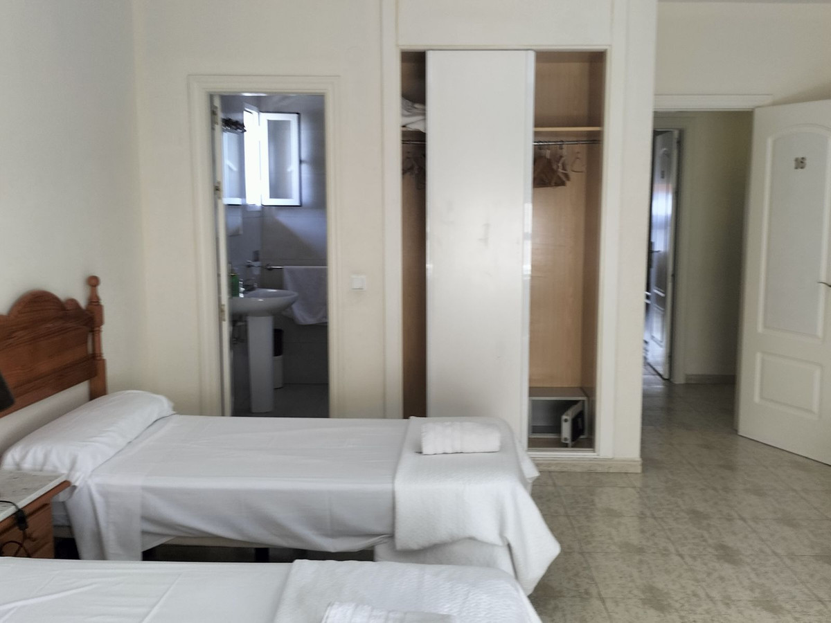 Se vende Hostal de 11 dormitorios en Costa Del Sol, Málaga, España