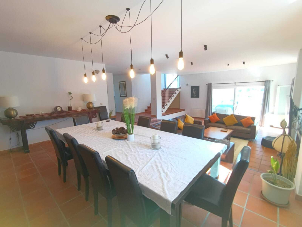 Se vende Villa - Chalet de 5 dormitorios en Costa Del Sol, Cadiz, España