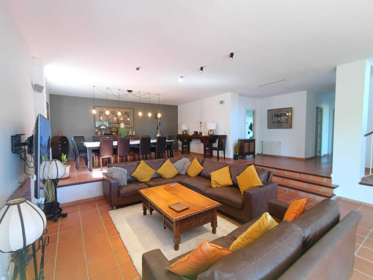 Se vende Villa - Chalet de 5 dormitorios en Costa Del Sol, Cadiz, España
