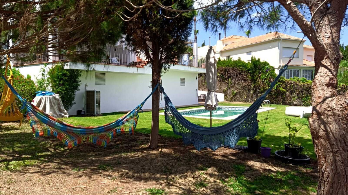 Se vende Villa - Chalet de 5 dormitorios en Costa Del Sol, Cadiz, España