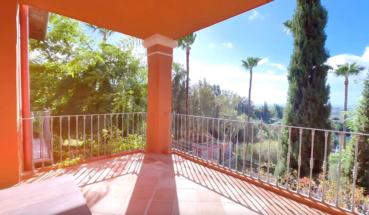 3 Bed Apartment for sale in La Quinta Costa Del Sol, Málaga, Spain
