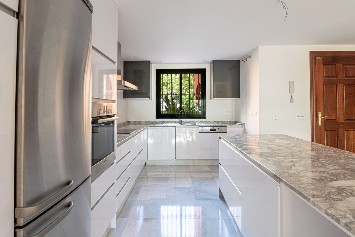 2 Bed Apartment for sale in La Quinta Costa Del Sol, Málaga, Spain