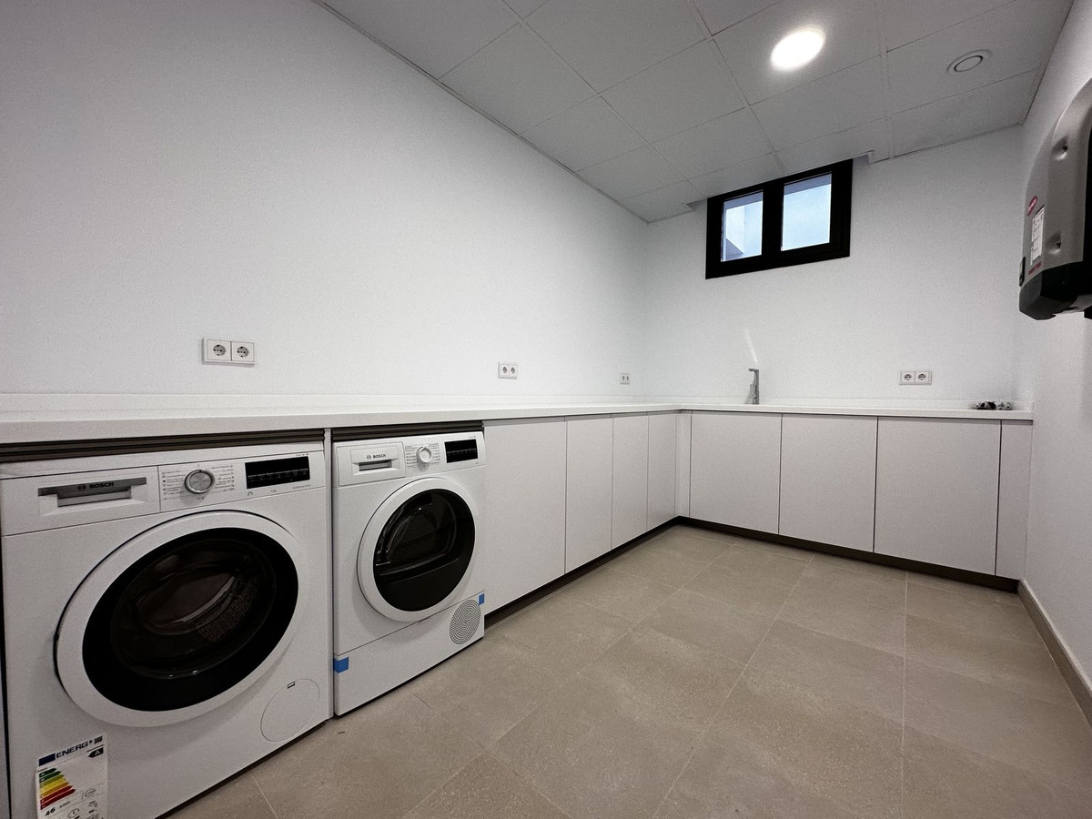 Se vende Villa - Chalet de 5 dormitorios en Costa Del Sol, Málaga, España