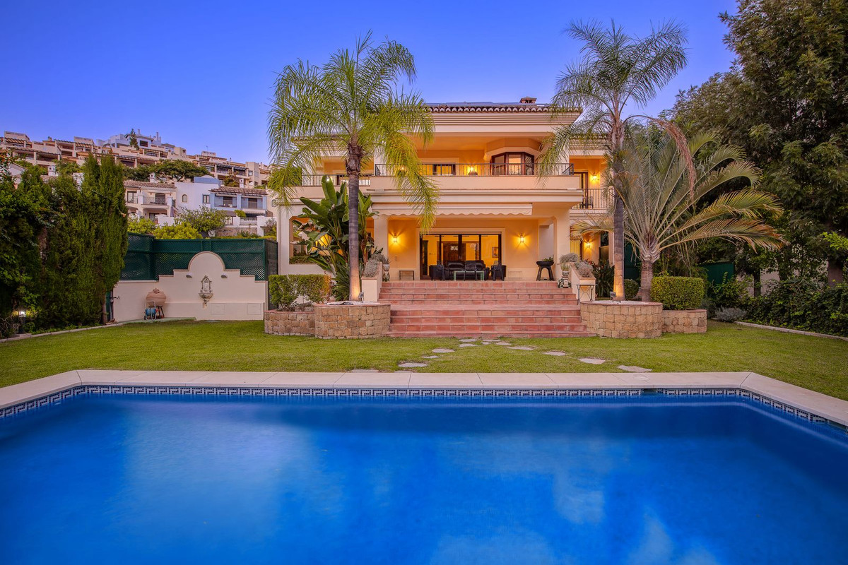 6 Bed Townhouse for sale in Los Arqueros Costa Del Sol, Málaga, Spain