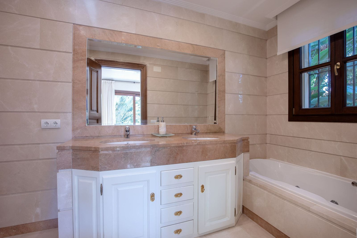 6 Bed Townhouse for sale in Los Arqueros Costa Del Sol, Málaga, Spain