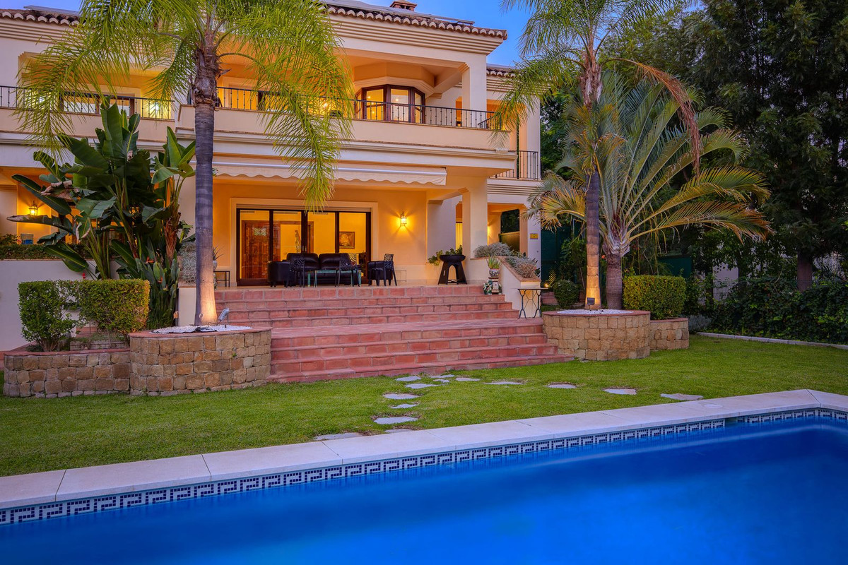 6 Bed Townhouse for sale in Los Arqueros Costa Del Sol, Málaga, Spain