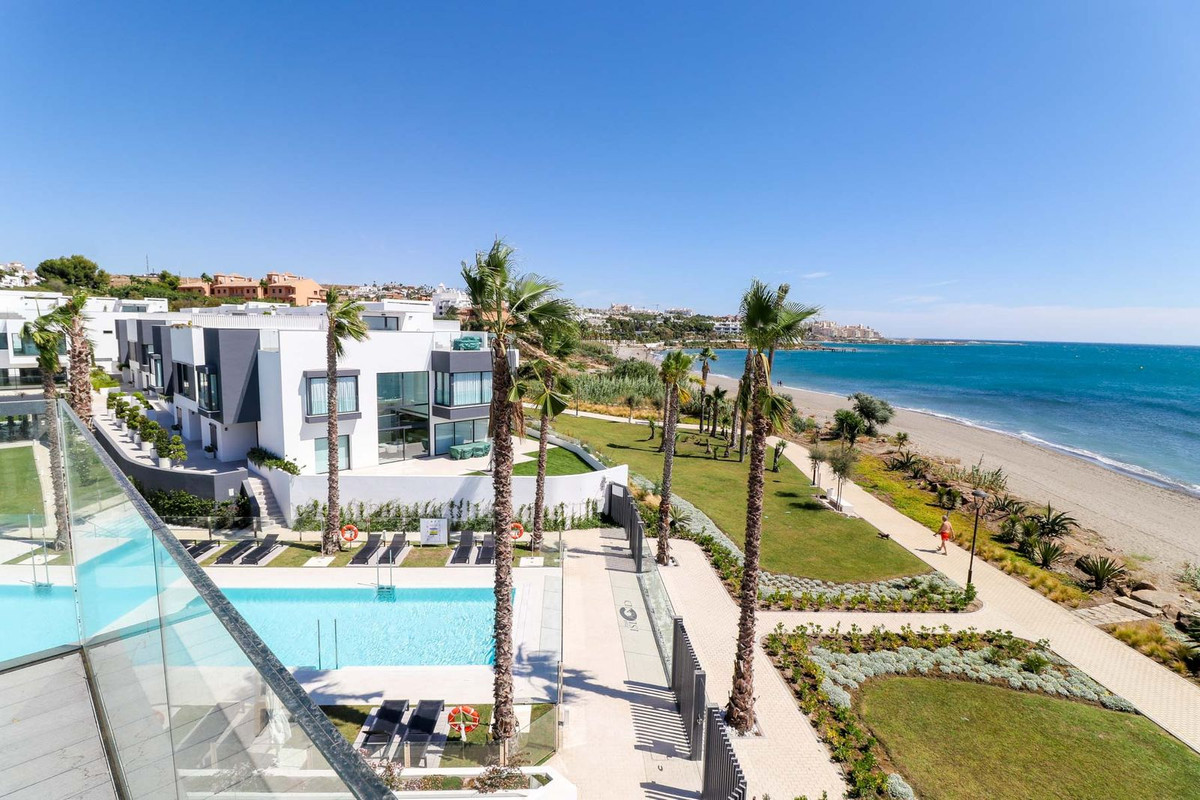 3 Bed Townhouse for sale in Estepona Costa Del Sol, Málaga, Spain