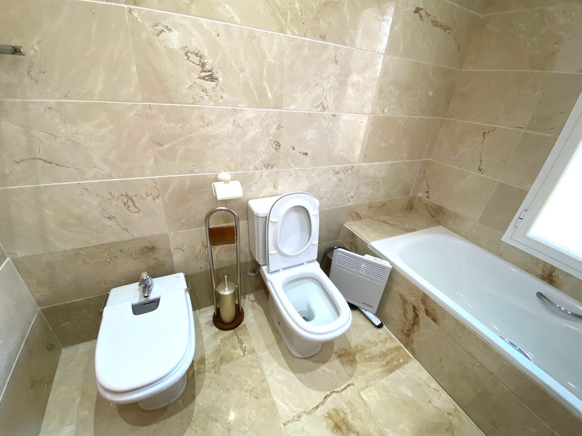 2 Bed Apartment for sale in Aloha Costa Del Sol, Málaga, Spain